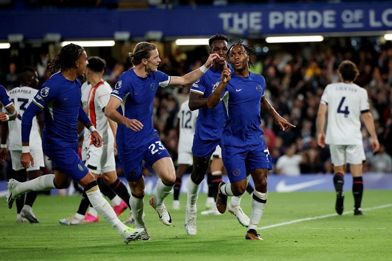 Raheem Sterling segna la prima doppietta del Chelsea